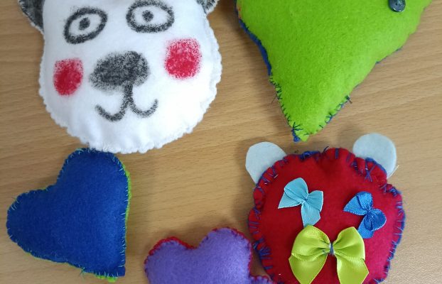 Kreativität im Nähstübchen des 1. Jahrgangs